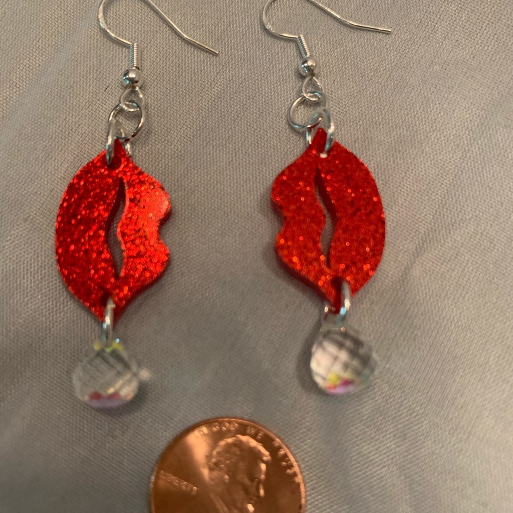 Red Glitter Lip Earrings - Picture 3 of 4
